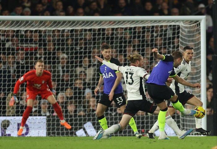 Phút bù giờ hiệp 1, Harry Kane bừng sáng với pha ghi bàn ngoài vòng cấm