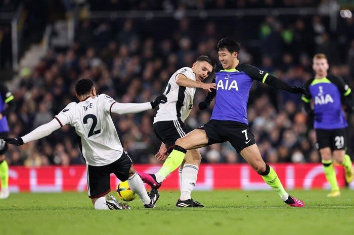 Son Heung-min suýt bị đuổi khỏi sân với pha vào bóng thô bạo