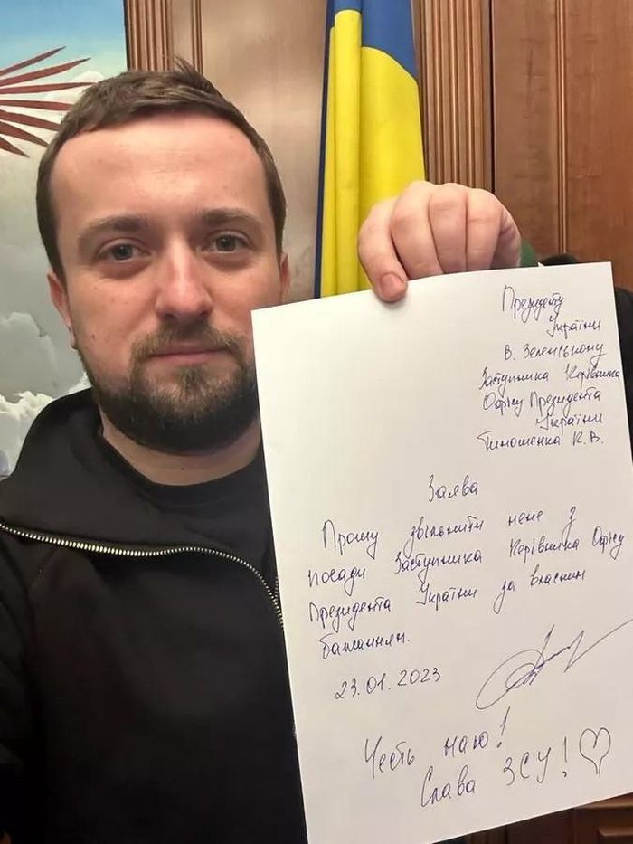 Phó Chánh văn phòng Tổng thống Ukraine Kyrylo Tymoshenko với lá đơn từ chức. Ảnh: Telegram