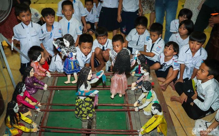 Các em nhỏ say sưa xem múa rối điện do ông Hồ Văn Thân trình diễn tại Bảo tàng Nghệ An. Ảnh: Đức Anh