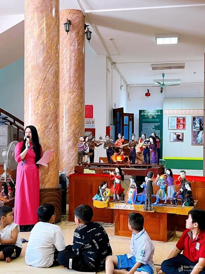 Các tác phẩm rối điện của ông Hồ Văn Thân được giới thiệu ở Bảo tàng Nghệ An. Ảnh: Đức Anh
