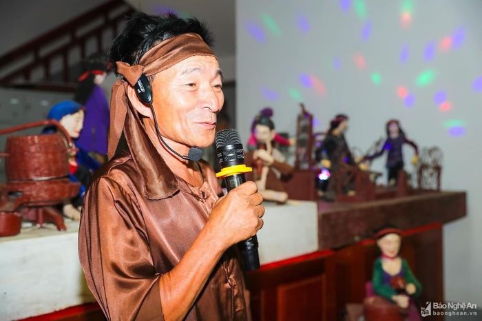 Ông Hồ Văn Thân giới thiệu về rối điện tại Bảo tàng Nghệ An. Ảnh: Đức Anh