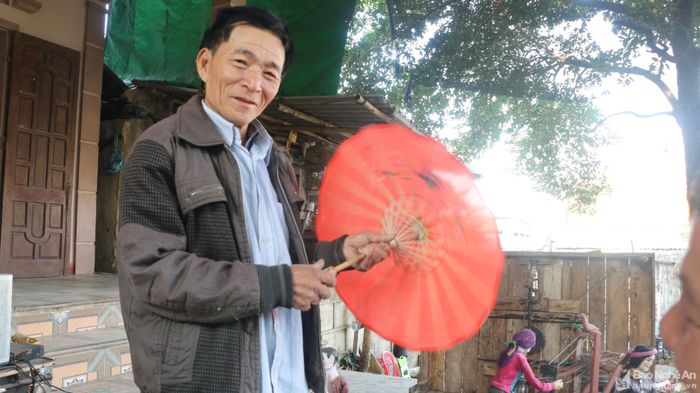Lão nông Hồ Văn Thân say sưa nói về niềm đam mê với rối điện. Ảnh: Khánh Ly
