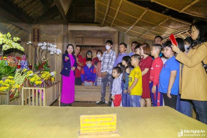 Du khách nghe thuyết minh về gia đình và tuổi thơ của Chủ tịch Hồ Chí Minh. Ảnh: Đình Tuyên