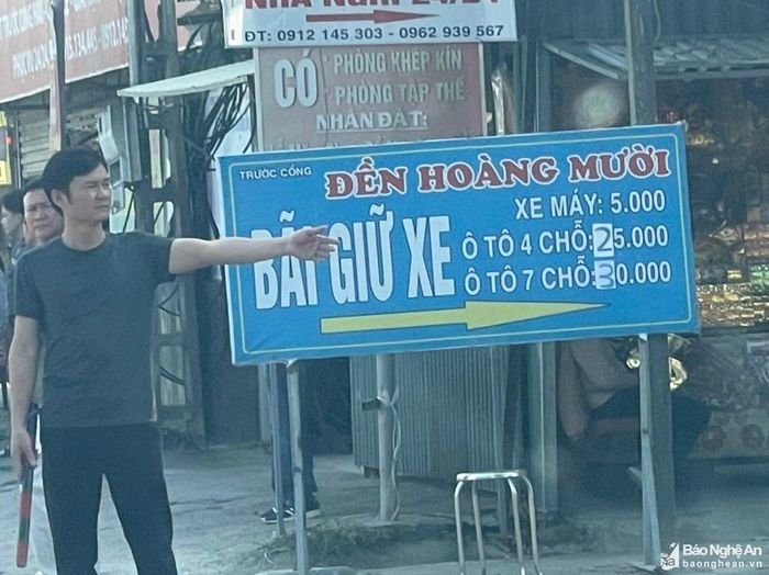 Loạn giá vé gửi xe quanh khu vực Đền Hoàng Mười. Ảnh PV