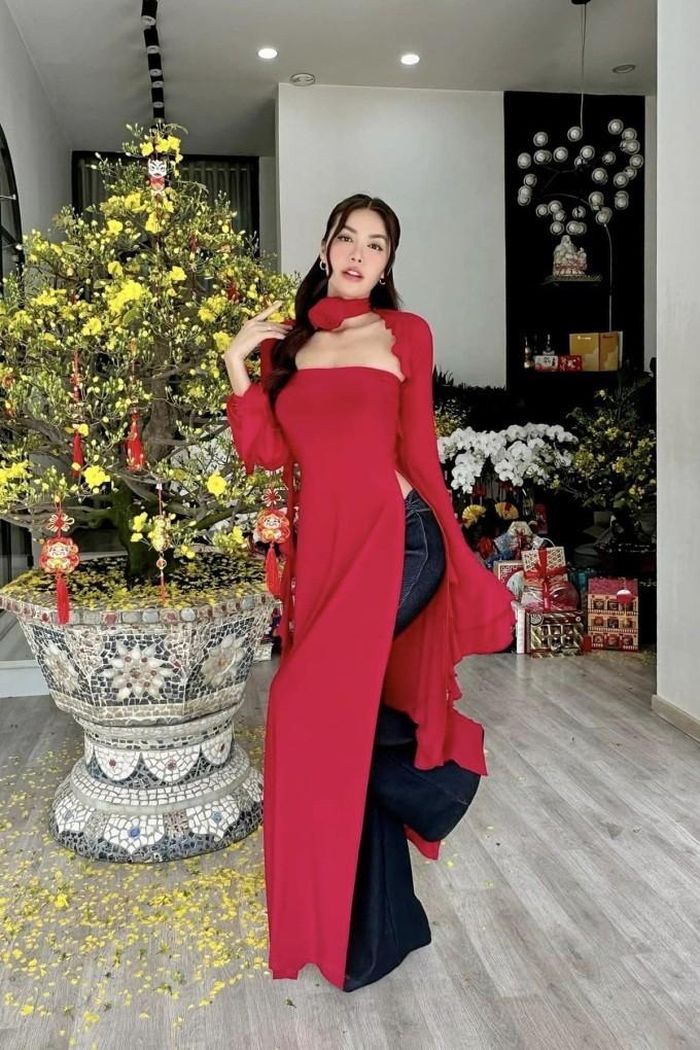 Minh Tú mix áo dài đầy ngẫu hứng với quần jeans. Kiểu áo dài khoe được xương quai xanh mềm mại cô lựa chọn, cũng được nhiều bạn trẻ ưa chuộng trong dịp đầu năm nay (Ảnh: Facebook nhân vật).