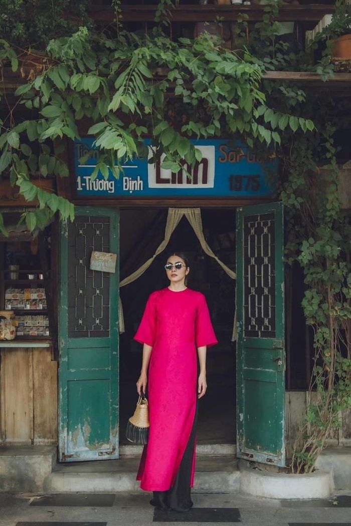 Tăng Thanh Hà nhiều dịp Tết ưa chuộng áo dài chất liệu gấm với thiết kế dáng suông. Nàng dâu hào môn kết hợp áo dài với kính râm, truyền thống nhưng cũng rất tươi mới (Ảnh: Facebook nhân vật).