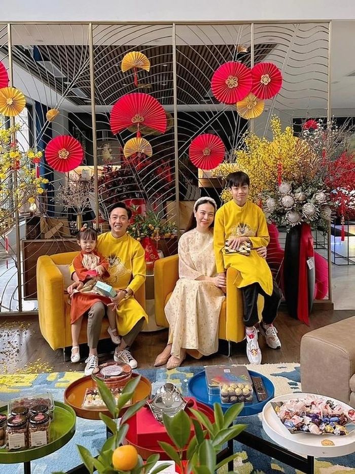 Gia đình Đàm Thu Trang và Cường Đô La cùng mặc áo dài đón Tết. Cả nhà ghi lại khoảnh khắc ngọt ngào dịp đầu năm tại không gian trang hoàng lộng lẫy (Ảnh: Facebook nhân vật).