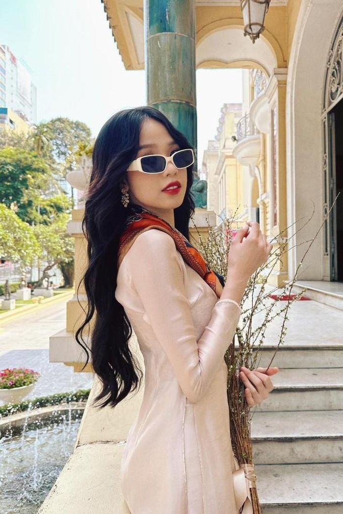 Hoa hậu Việt Nam 2022 Thanh Thủy chọn áo dài lụa tông màu pastel tạo dáng trên phố ngày đầu năm (Ảnh: Facebook nhân vật).
