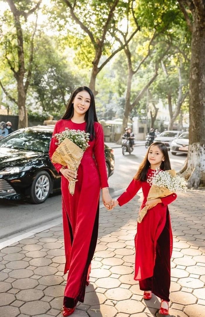 Hà Kiều Anh mặc áo dài đôi với con gái dịp đầu năm mới. Hoa hậu Việt Nam năm 1992 vẫn giữ được nét duyên dáng và số đo đẹp sau nhiều năm đăng quang (Ảnh: Facebook nhân vật).