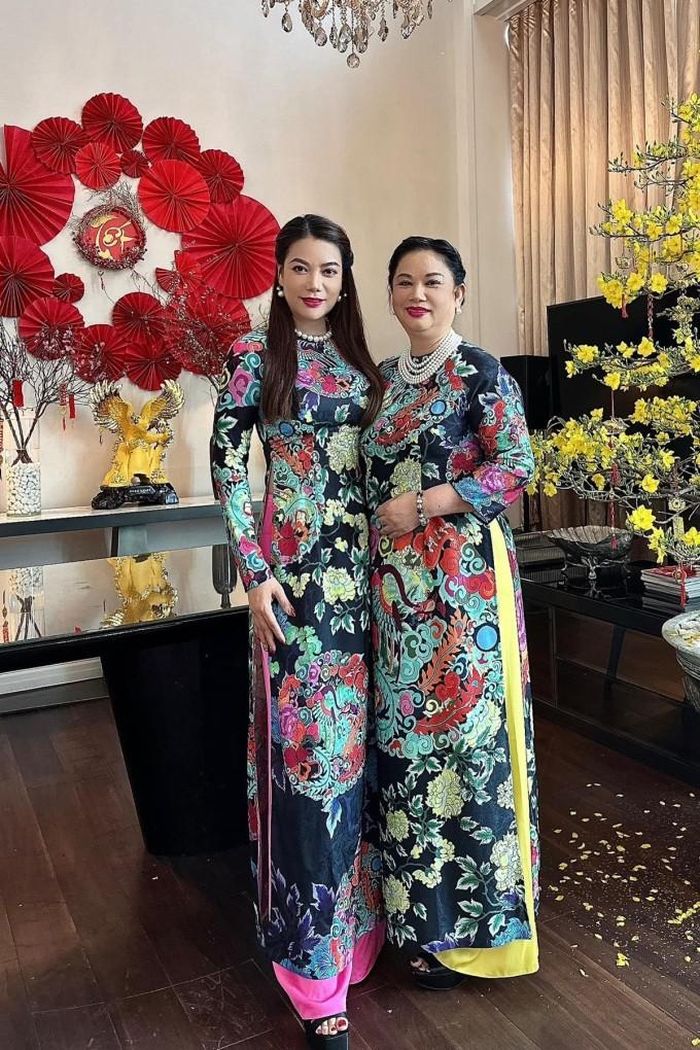 Trương Ngọc Ánh diện áo dài đôi với mẹ trong ngày đầu năm mới. Cô và mẹ vấn tóc nhẹ nhàng, thanh lịch. Cả hai sử dụng phụ kiện ngọc trai tôn nét quý phái (Ảnh: Facebook nhân vật).