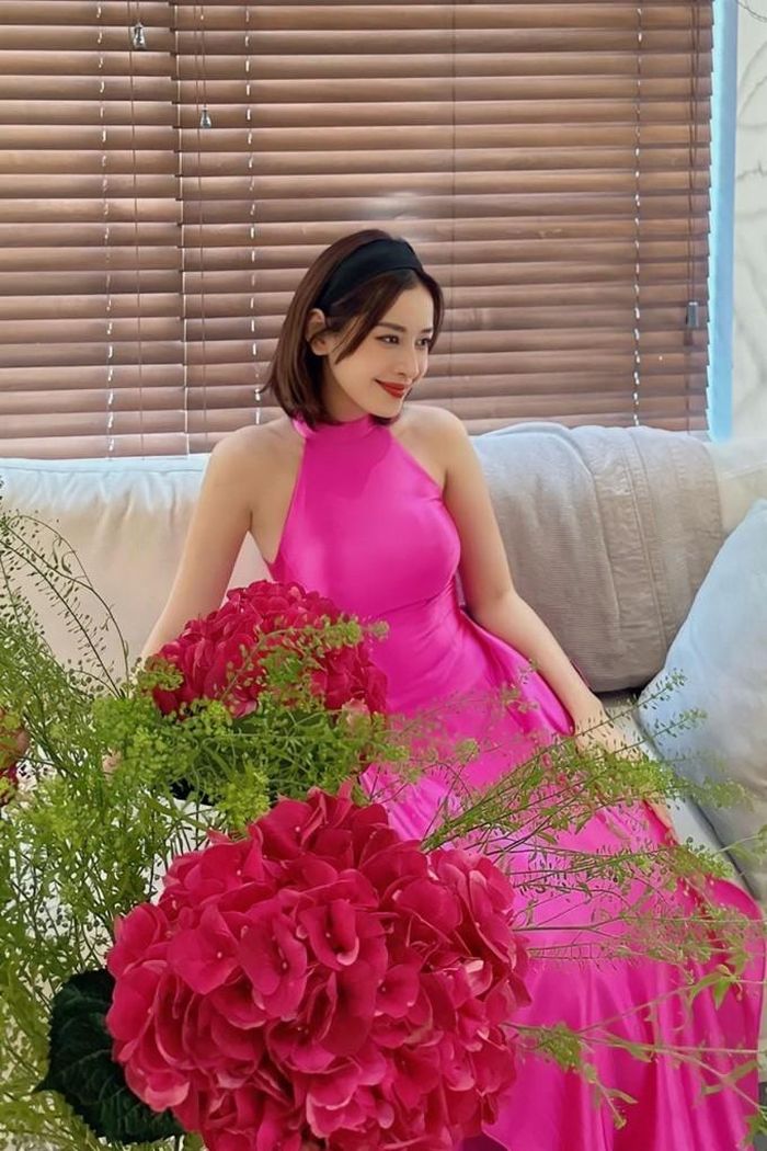 Chi Pu gợi cảm với áo dài cổ yếm, nữ ca sĩ gốc Hà thành sở hữu vóc dáng đẹp nên dễ dàng chinh phục những mẫu thiết kế ôm sát khoe đường cong (Ảnh: Instagram nhân vật).