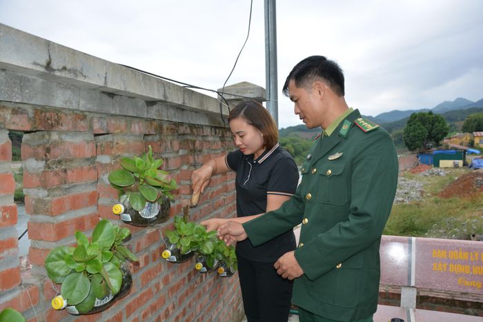 Vợ chồng Đại úy Nguyễn Văn Công, Nguyễn Thị Nhung luôn lạc quan, vượt khó khăn dựng xây cuộc sống mới nơi biên giới.