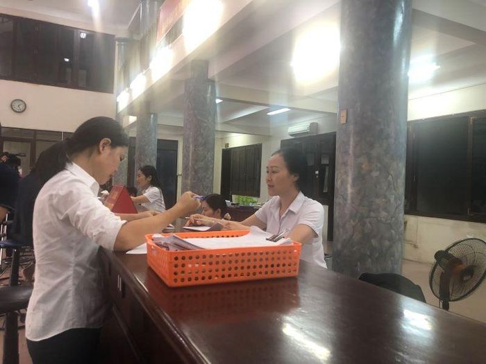 Công chức KBNN hướng dẫn khách hàng bổ sung những thủ tục còn thiếu trong kiểm soát, chi trả vốn ngân sách. Ảnh: H.T