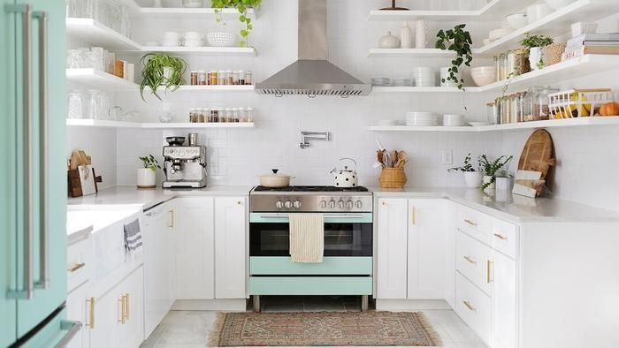Khu vực bếp rộng rãi, tích hợp đủ mọi công năng.
