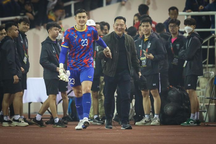  Bố Văn Lâm, ông Đặng Văn Sơn, chia vui và chụp ảnh cùng con trai sau thắng lợi 3-0 của tuyển Việt Nam trước Myanmar tại bảng B AFF Cup ngày 3/1. Ảnh: Minh Chiến. 