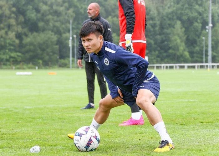  Quang Hải bị đe dọa cơ hội ra sân ít ỏi khi Pau FC mượn Quentin Boisgard. Ảnh: Pau FC. 