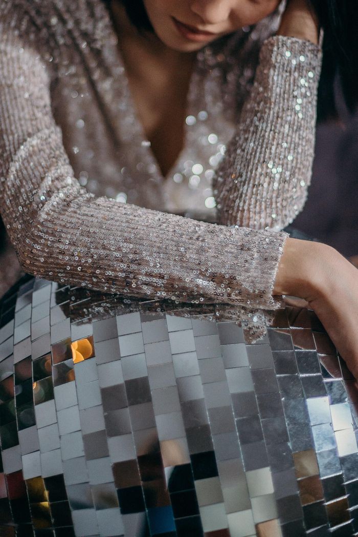  Những chiếc váy chất liệu sequin khiến bạn tỏa sáng trong buổi tiệc đặc biệt. Ảnh minh họa: Cottonbro Studio/Pexels. 