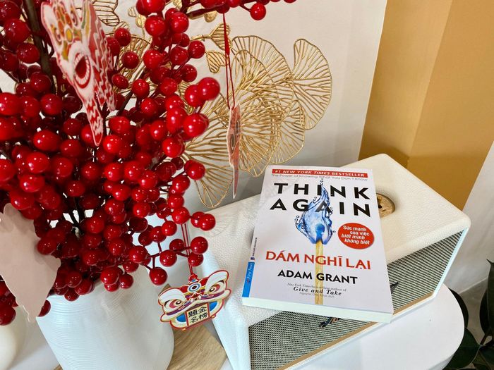 Sách Think Again: Dám nghĩ lại. Ảnh: Huỳnh Quỳnh. 