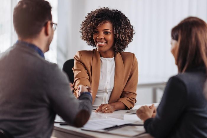Một người quản lý phát triển phần mềm muốn thành công phải giao tiếp tốt. Ảnh: Ivy Exec.