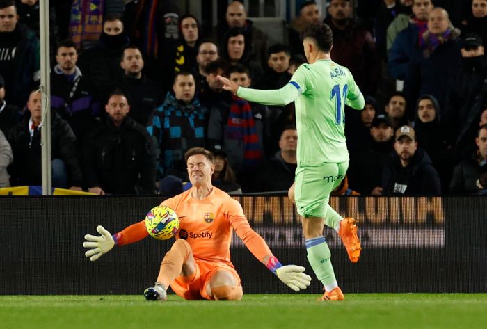  Barcelona có cùng 14 trận giữ sạch lưới kể từ đầu mùa như Arsenal. Đội bóng của HLV Xavi Hernandez dù gây thất vọng ở vòng bảng Champions League, nhưng tại đấu trường quốc nội, họ trình diễn một bộ mặt ấn tượng. 