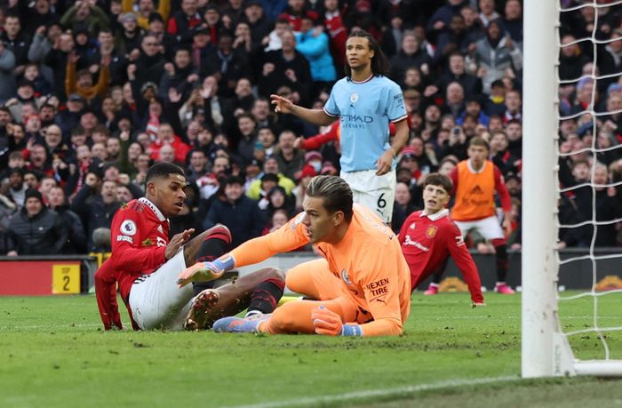  Man City cũng có 14 trận giữ sạch lưới trên mọi đấu trường mùa này. Song, tại Ngoại hạng Anh, thành tích phòng ngự của đội chủ sân Etihad kém hơn cùng kỳ mùa trước. Đội bóng của Pep Guardiola để thủng lưới tới 20 lần sau 20 trận. Hàng thủ chơi sa sút là một trong những lý do Man City bị Arsenal tạo khoảng cách trong cuộc đua vô địch giải đấu. 