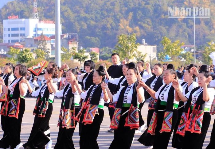 Các diễn viên, nghệ nhân đến từ các xã phường biểu diễn vòng xòe sáng tạo.