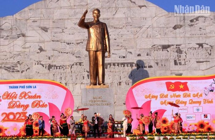 Chương trình văn nghệ mừng Đảng, mừng Xuân tại Hội Xuân dâng Bác.