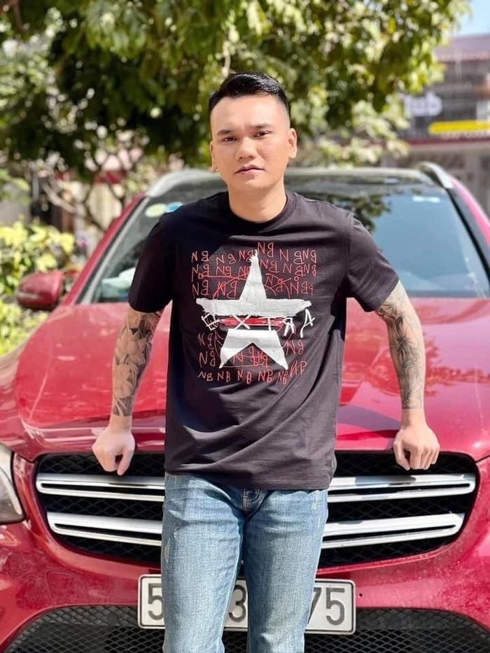 Ngoài ra, Khắc Việt còn sở hữu những xế hộp đắt đỏ như Mercedes-Benz hơn 2 tỷ hay tặng bà xã xế hộp hơn 7 tỷ. Ảnh: Saostar
