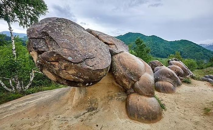 Những tảng đá có hình thù kỳ lạ. (Ảnh: Daily mail)
