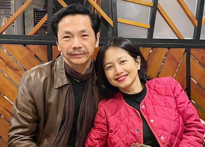 NSND Trung Anh và vợ hạnh phúc sau 25 năm kết hôn. Tết năm nay, vợ chồng anh được ở bên con trai lớn còn con gái út vẫn đang học ở Mỹ.
