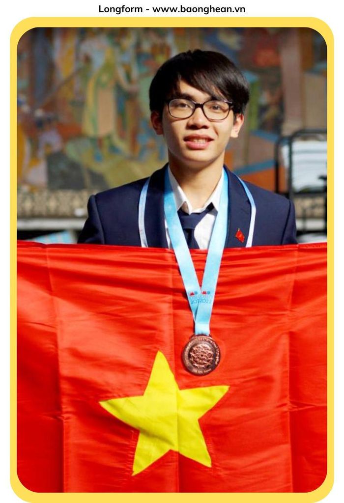 Học sinh Hoàng Tiến Nguyên giành Huy chương đồng Olympic Toán học Quốc tế năm 2022. Ảnh: Mỹ Hà