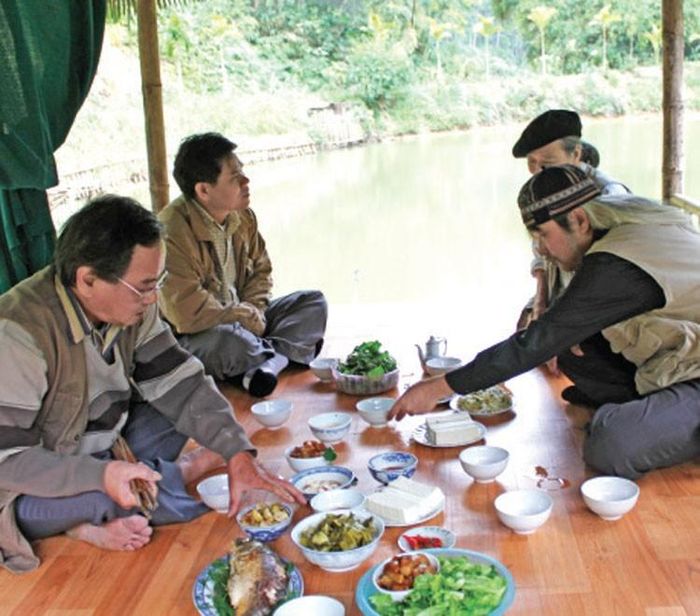 Thưởng thức rượu Văn Cao trên suối thực