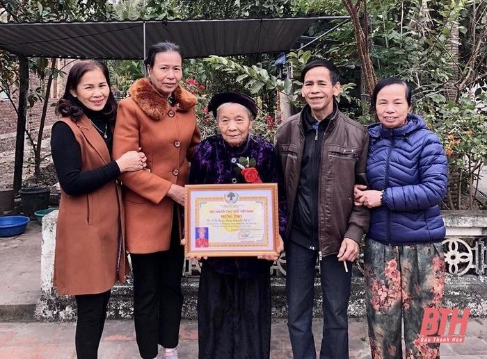 Con cháu sum vầy tổ chức mừng thượng thượng thọ cho cụ Lê Thị Thanh.