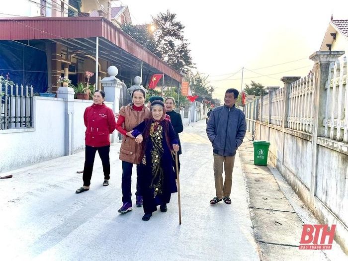 Cụ Lê Thị Chúc, thôn Vạn Lộc, xã Đông Ninh (Đông Sơn) vui vẻ cùng con cháu ra đình làng tham gia lễ mừng thọ.