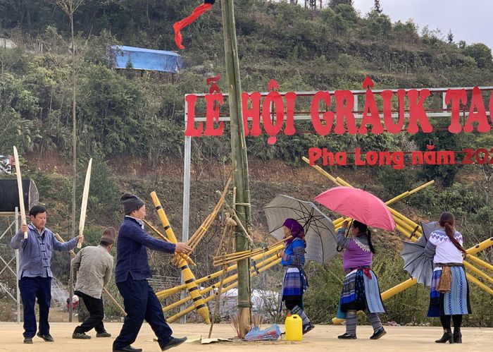 Thực hiện nghi lễ trước khi mở hội.