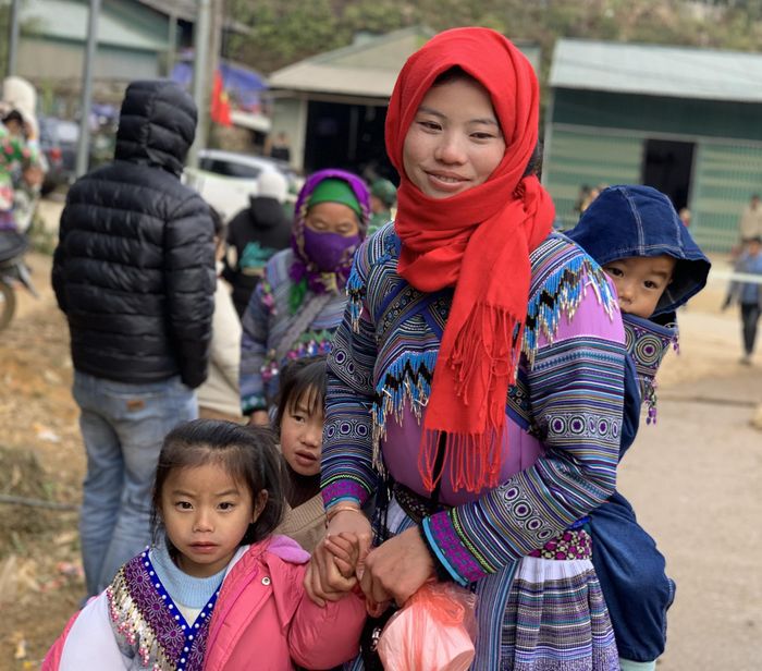 Mẹ và con đi cùng vui hội xuân Pha Long.