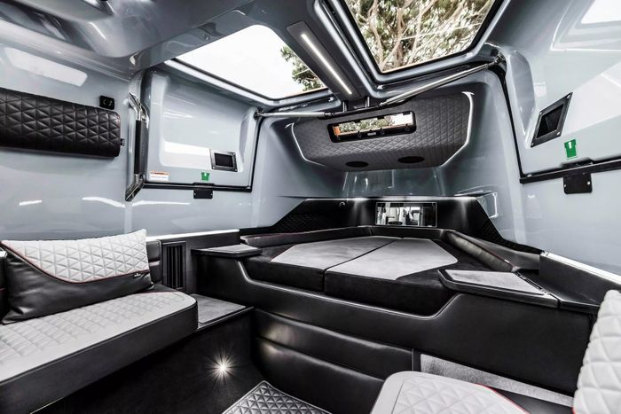  Brabus định vị Shadow 900 là một chiếc du thuyền sử dụng hàng ngày, tuy nhiên nó vẫn có thể đáp ứng được những chuyến đi dài ngày. Tùy thuộc vào khách hàng, khu vực bên dưới có thể được trang bị TV 4K kích thước 42 inch, hệ thống nước nóng, hệ thống điều hòa nhiệt độ... 