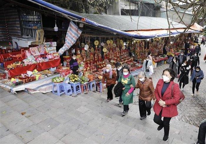 Du khách vãn cảnh chùa Hương