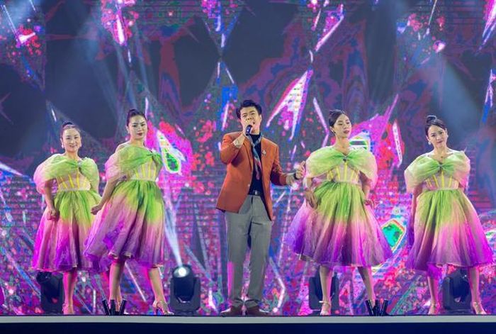 ...và Đinh Mạnh Ninh biểu diễn trong chương trình