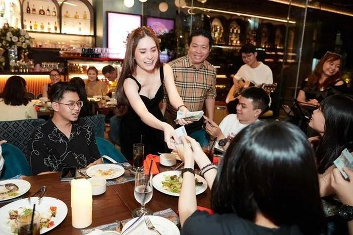 Nữ đại gia quận 7 mạnh tay chi tiền thưởng nhân viên ăn Tết. Ảnh: FBNV