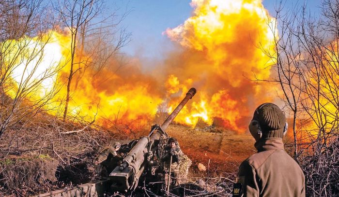Lính Ukraine khai hỏa pháo dã chiến M-46 ngày 10/11/2022. Ảnh: Reuters