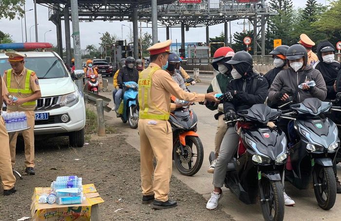  Lực lượng CSGT tặng nước uống, khăn lạnh cho người đi đường 