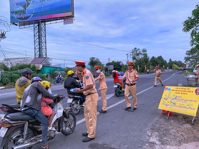  Lực lượng CSGT đã đặt các bảng thông báo từ xa để người dân dễ nhận biết. 