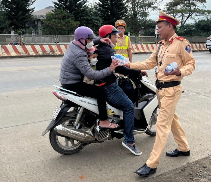  Người đi đường vui mừng khi được lực lượng CSGT tiếp sức 
