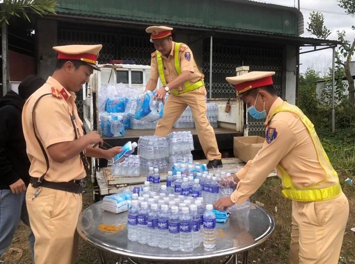  Các cán bộ, chiến sĩ chuẩn bị nước, khăn lạnh để tặng người dân quay lại miền Nam làm việc 