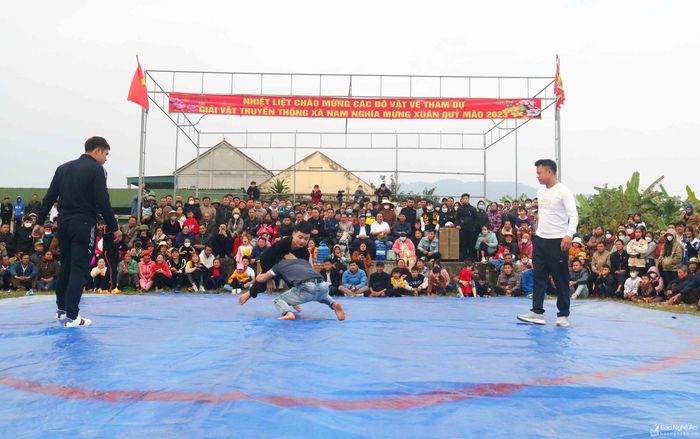 Tại xã Nam Nghĩa, xới vật được tổ chức khá sớm ngay từ chiều mùng 3 Tết và diễn ra vào buổi chiều hàng ngày từ lúc 12h30 đến 17h30. Tuy sới vật khá đơn giản, chỉ là những tấm bạt trải trên nền đất cát, nhưng luôn hấp mọi người. Ảnh: Huy Thư