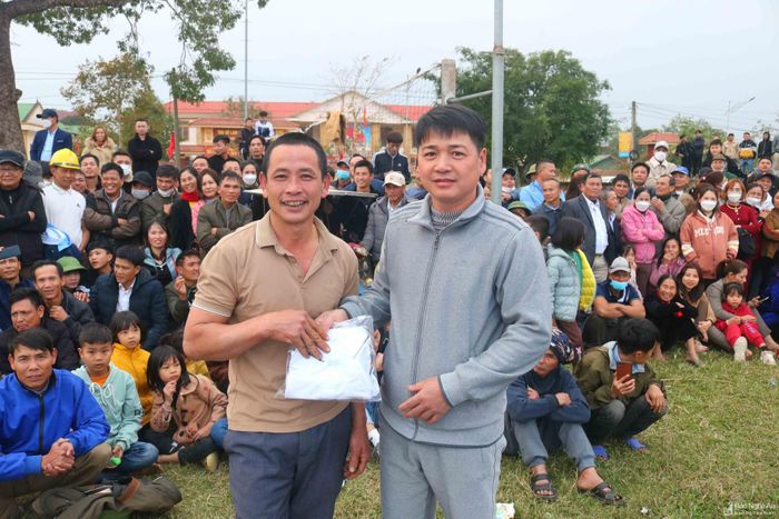 Hội vật đầu Xuân ở Nam Đàn, hấp dẫn người chơi, người xem, ai đi xem cũng có thể tham gia, người chơi cũng là người xem và ngược lại. Ảnh: Huy Thư