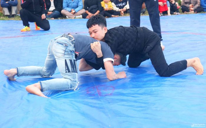 Các đô vật là thanh, thiếu niên, trung niên đến từ khắp nơi trong huyện Nam Đàn, nhất là những địa phương có phong trào đấu vật phát triển. Ảnh: Huy Thư