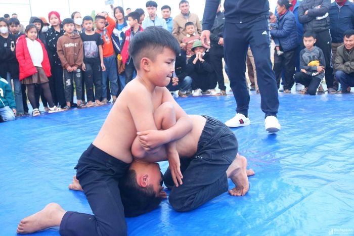 Ngoài thanh niên, trung niên, những em nhỏ cũng tích cực tham gia hội vật. Đây là những đô vật "mầm" tiếp nối truyền thống ở các địa phương. Ảnh: Huy Thư